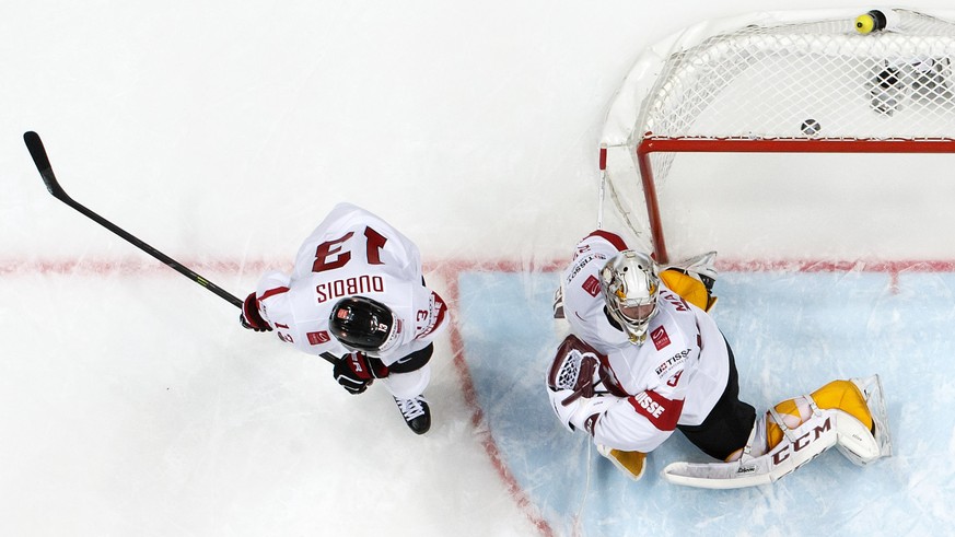 Der Puck ist drin, die Schweiz verliert: Goalie Mayer und Verteidiger Du Bois sind geschlagen.