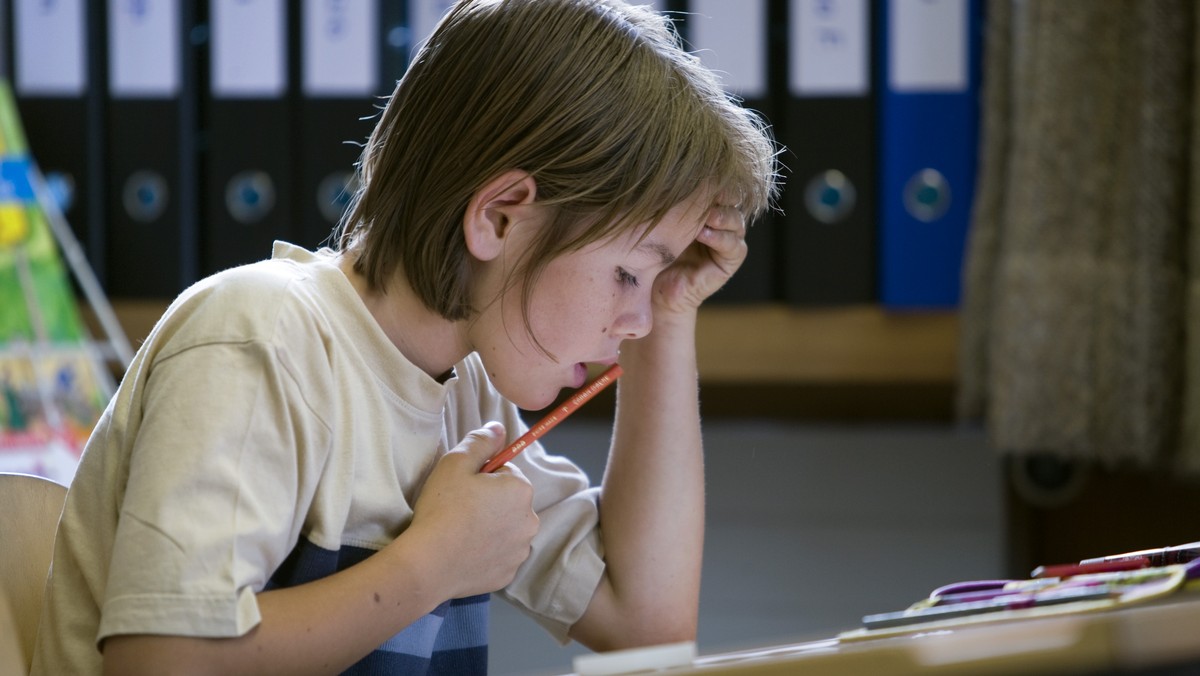 ARCHIVBILD - ZUR TASCHENGELD STUDIE STELLEN WIR IHNEN DIESES BILDMATERIAL ZUR VERFUEGUNG - A pupil takes a mathematics test in the class room at the elementary school in Monstein near Davos in the can ...
