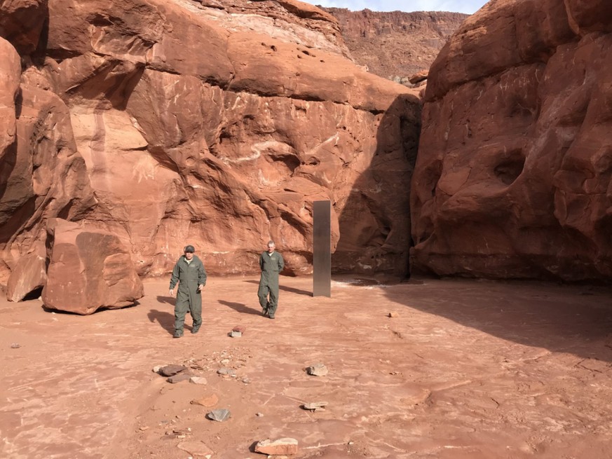 HANDOUT - In einer entlegenen Gegend des US-Bundesstaates Utah war am 23. November ein Metall-Monolith gefunden worden. Foto: Utah Department Of Public Safety/PA Media/dpa - ACHTUNG: Nur zur redaktion ...