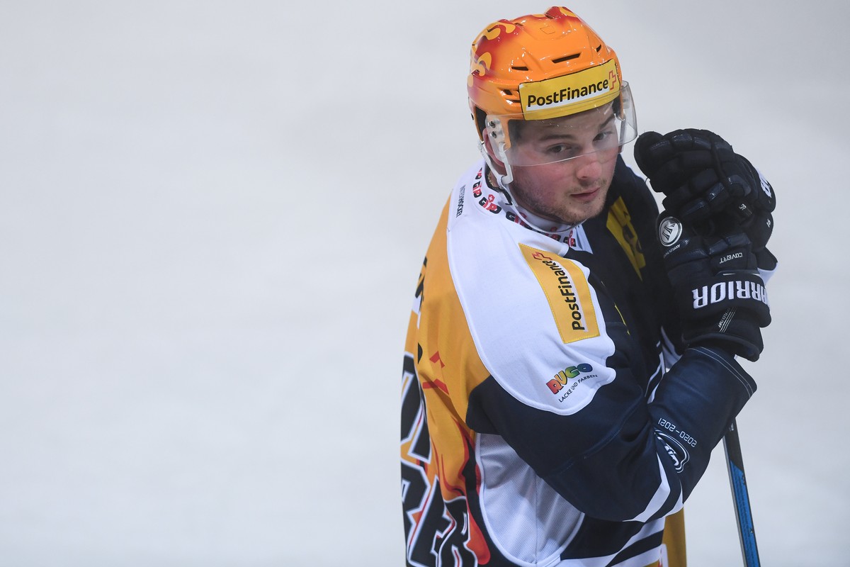 Ambri's Top Scorer Dominic Zwerger disappointed after the 0-6 defeat, during the preliminary round game of National League A (NLA) Swiss Championship between HC Ambri Piotta and HC Lausanne at th ...