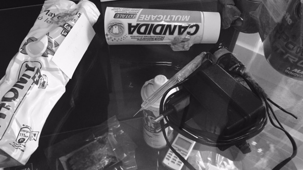 In Zahnpasta- oder Senftuben haben Häftlinge versucht, Drogen ins Gefängnis zu schmuggeln. Rechts eine elektrische Zahnbürste, die ein Insasse zu einer Tätowiermaschine umfunktionierte.&nbsp;