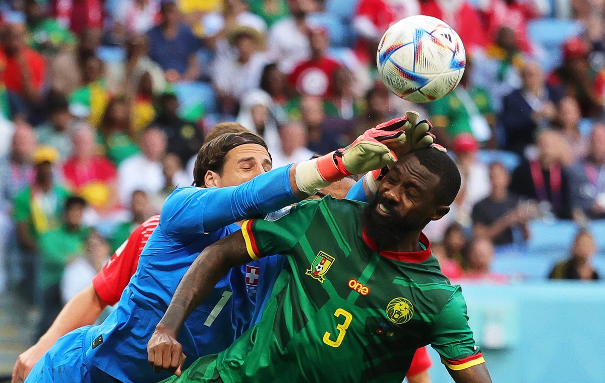 epa10324543 Switzerland's goalkeeper Yann Sommer (L) in action against Nicolas Nkoulou (R) of Cameroon during the FIFA World Cup 2022 group G soccer match between Switzerland and Cameroon at Al J ...