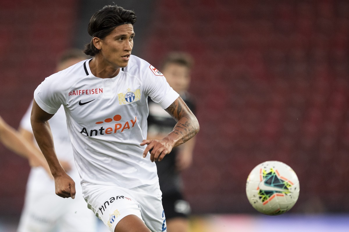 Zuerichs Michael Kempter spielt den Ball im Fussball Meisterschaftsspiel der Super League zwischen dem FC Zuerich und dem FC St. Gallen im Letzigrund, am Samstag, 25. Juli 2020 in Zuerich. (KEYSTONE/E ...