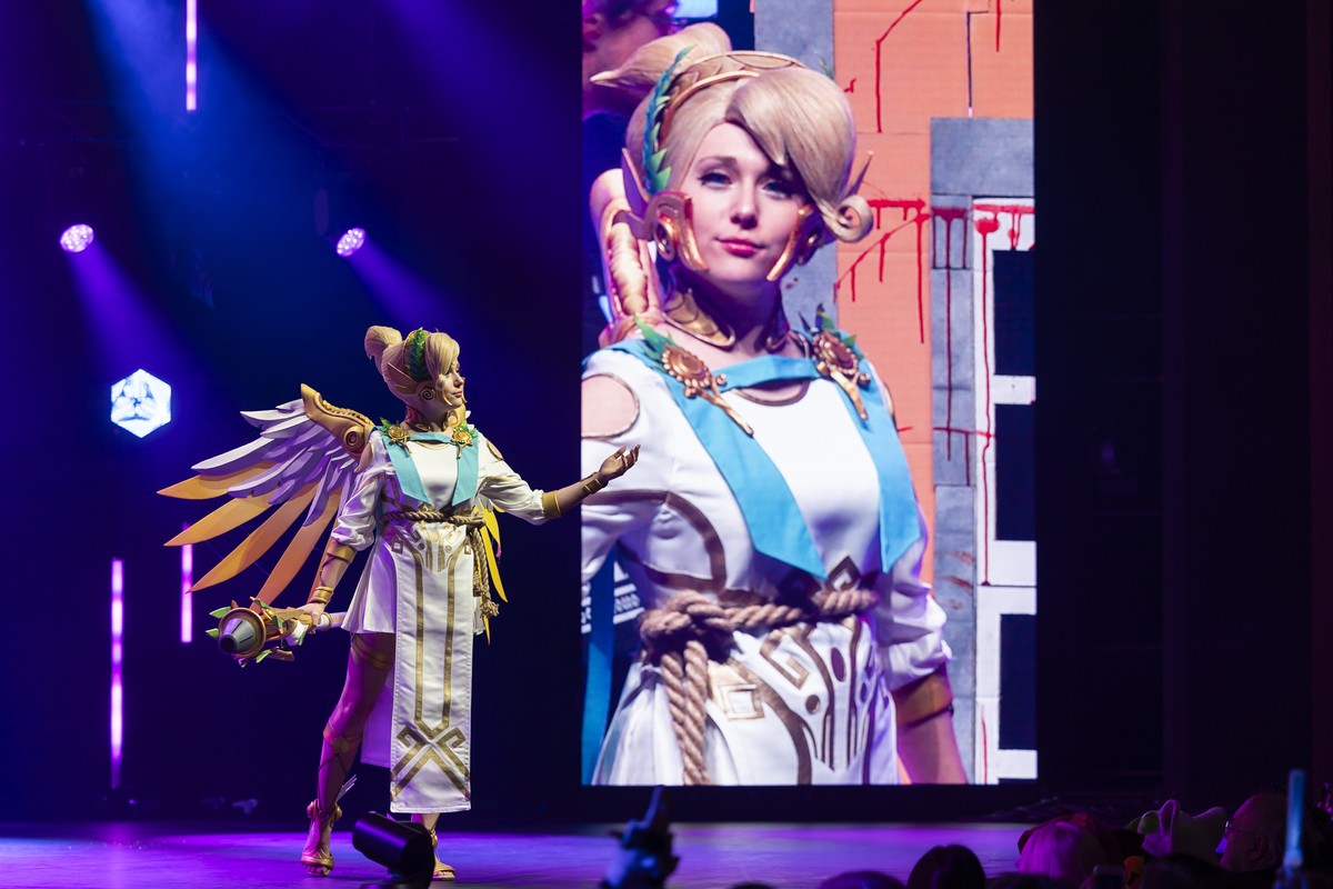 Une personne portant un deguisement sur la scene du theatre de Beaulieu participe a un cosplay lors du festival Polymanga ce samedi, 19 avril 2025 sur le site de Beaulieu a Lausanne. Le festival Polym ...