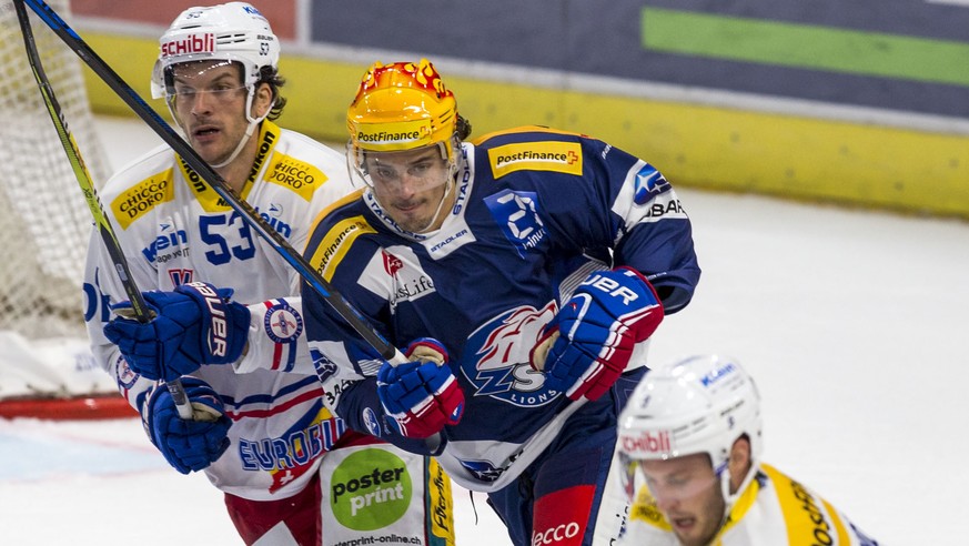 EHC Kloten Stuermer Morris Trachsler, links gegen ZSC Lions Stuermer Roman Wick waehrend dem Eishockey-Meisterschaftsspiel der National League zwischen den ZSC Lions und dem EHC Kloten am Samstag, 9.  ...