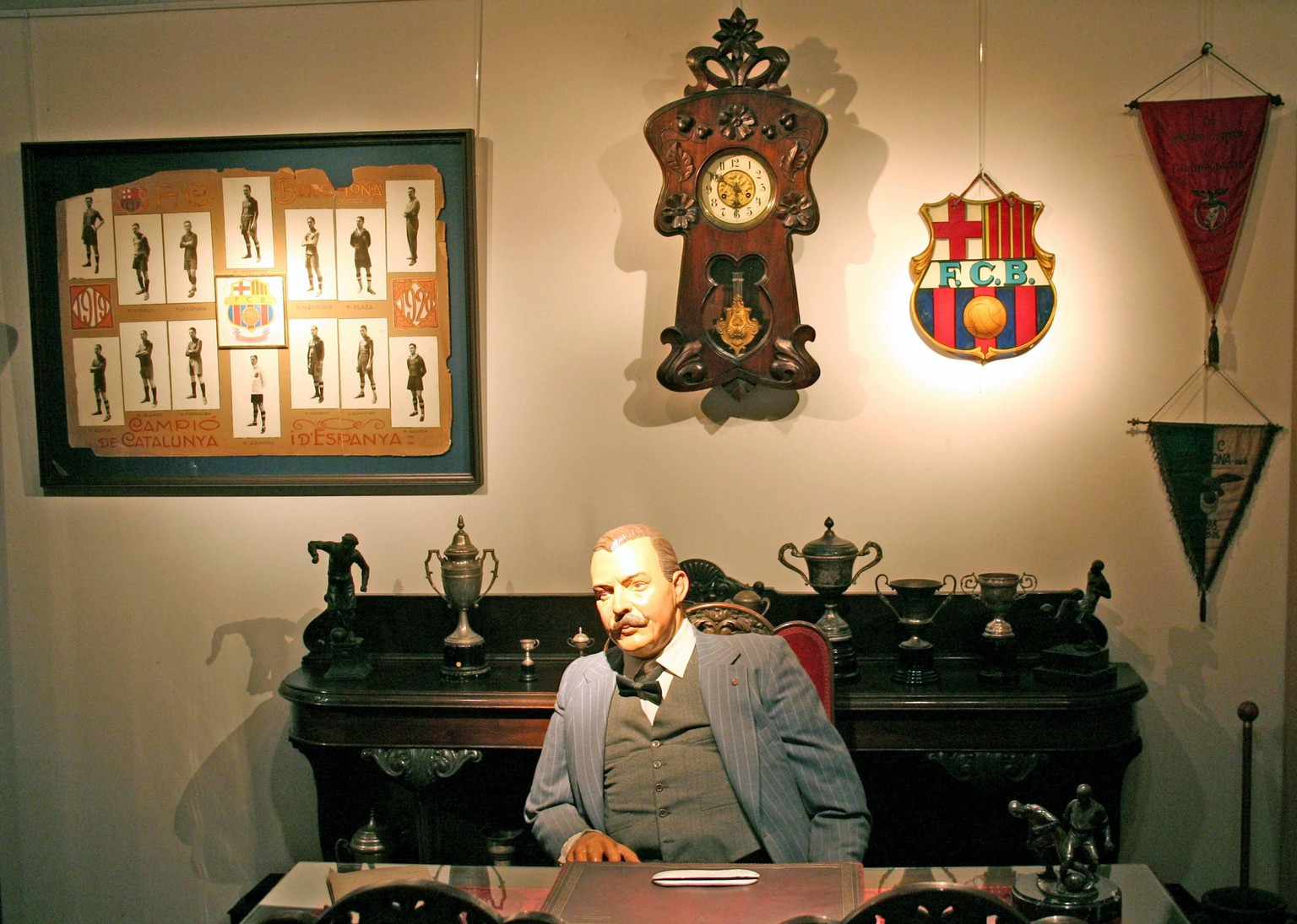 Bildnummer: 02913216 Datum: 15.04.2007 Copyright: imago/Kolibri
Präsident Joan Gamper an seinem Schreibtisch - historische Nachbildung des Gründungsmitglieds im Museum des FC Barcelona; Vdig, Johann H ...