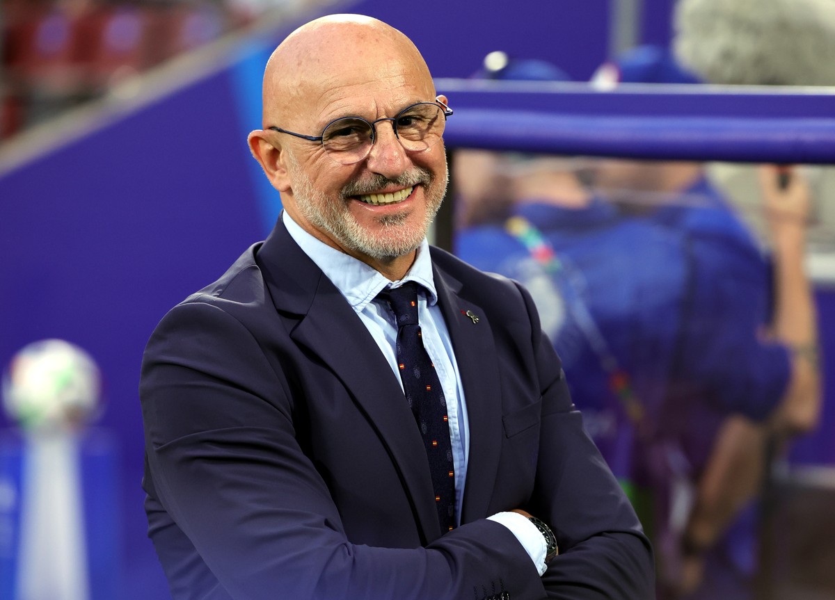 epa11448514 Head coach Luis de la Fuente of Spain looks on prior to the UEFA EURO 2024 Round of 16 soccer match between Spain and Georgia, in Cologne, Germany, 30 June 2024. EPA/OLIVIER MATTHYS