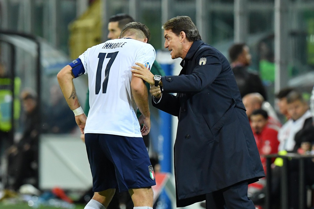 epa08006944 Italy's head coach Roberto Mancini (R) and player Ciro Immobile during the UEFA Euro 2020 group J qualifying soccer match between Italy and Armenia at the Renzo Barbera stadium in Pal ...