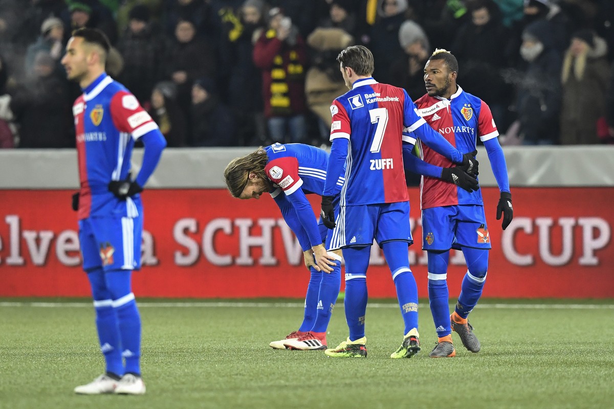 Enttaeuschte Basler Spieler, von rechts, Geoffroy Serey Die, Luca Zuffi, Michael Lang und Samuele Campo, nach dem Schweizer Fussball Cup Halbfinalspiel zwischen dem BSC Young Boys Bern und dem FC Base ...
