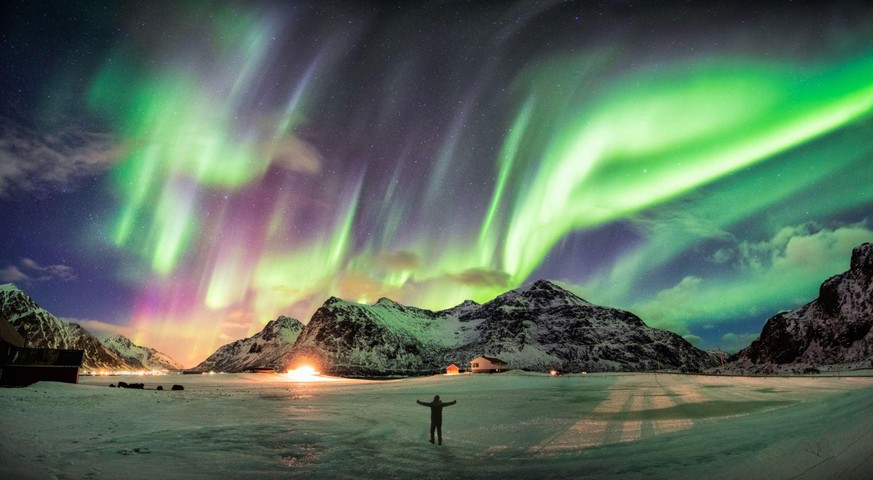 Ja, es muss so ein kitschig schönes Bild sein. Die Nordlichter auf den Lofoten, Norwegen.