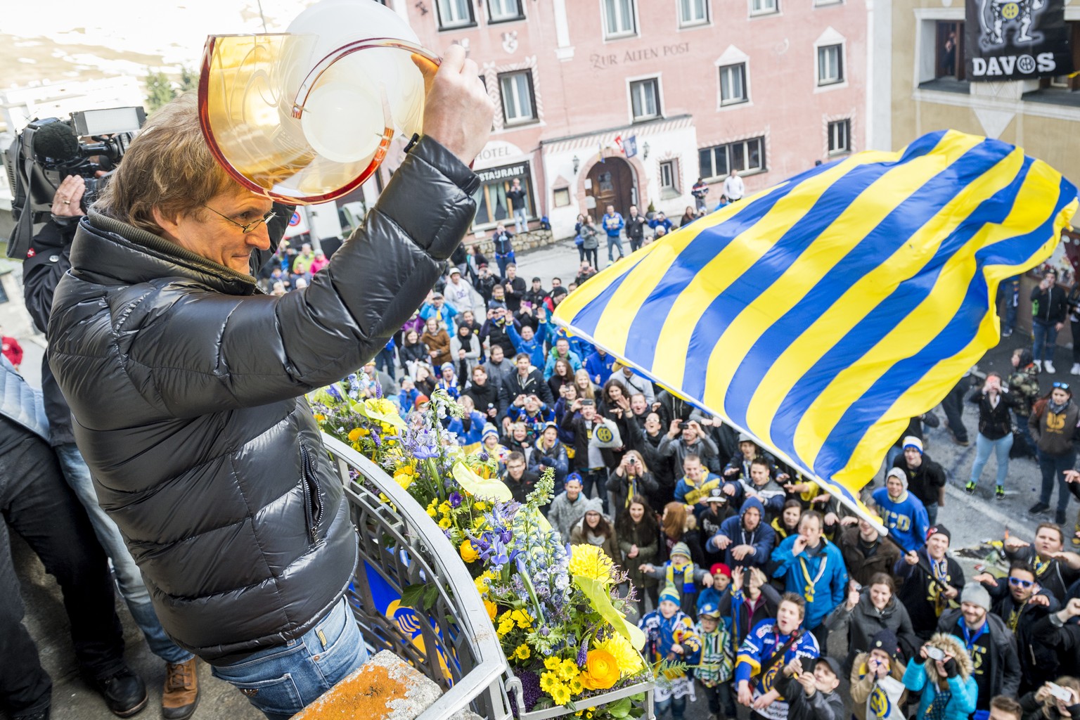 ARCHIVBILD ZUM RUECKTRITT VON DAVOS-TRAINER ARNO DEL CURTO --- Trainer Arno del Curto mit Pokal an der Meisterfeier des HC Davos, am Samstag, 18. April 2015, in Davos. Der HC Davos war am Freitag, 10. ...