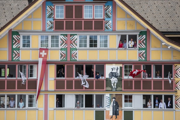 Zuschauer stehen in den Fenstern und auf Balkonen bei der Appenzeller Landsgemeinde, vom Sonntag, 29. April 2018, in Appenzell. (KEYSTONE/Patrick Huerlimann)