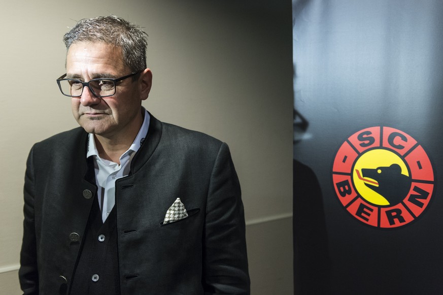 Marc Luethi, Geschaeftsfuehrer des SC Bern, waehrend einer Medienkonferenz in der PostFinance Arena in Bern am Mittwoch, 18. November 2015. Guy Boucher ist per sofort nicht mehr Trainer des SC Bern. D ...