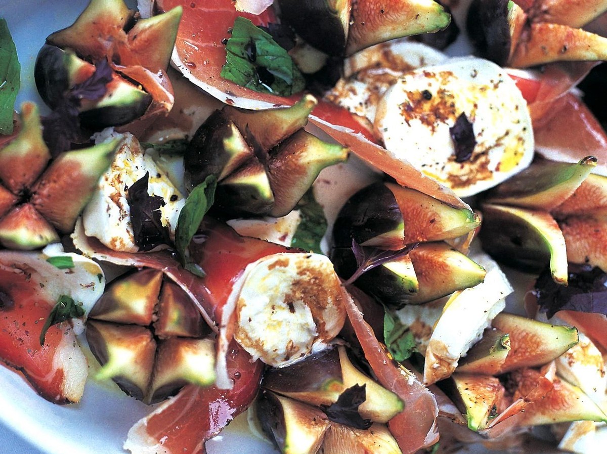 easiest sexiest salad in the world feigen prosciutto crudo mozzarella di beufala basilikum essen food salat 
https://www.jamieoliver.com/recipes/fruit-recipes/the-easiest-sexiest-salad-in-the-world/