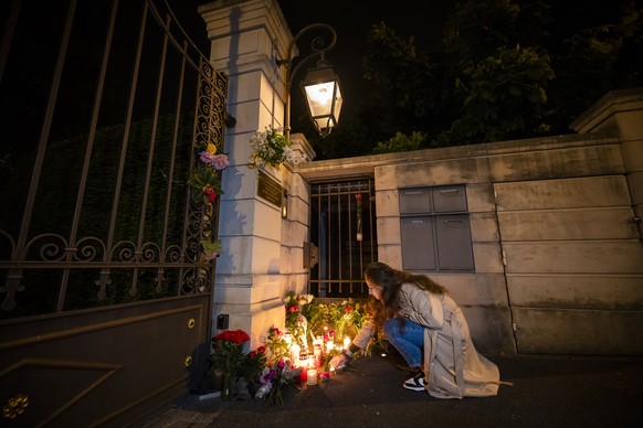 epa10651605 A woman lights candles at the gate of the house of singer and stage performer Tina Turner in Kuesnacht, Switzerland, 24 May 2023. Turner, the unstoppable singer and stage performer, died T ...