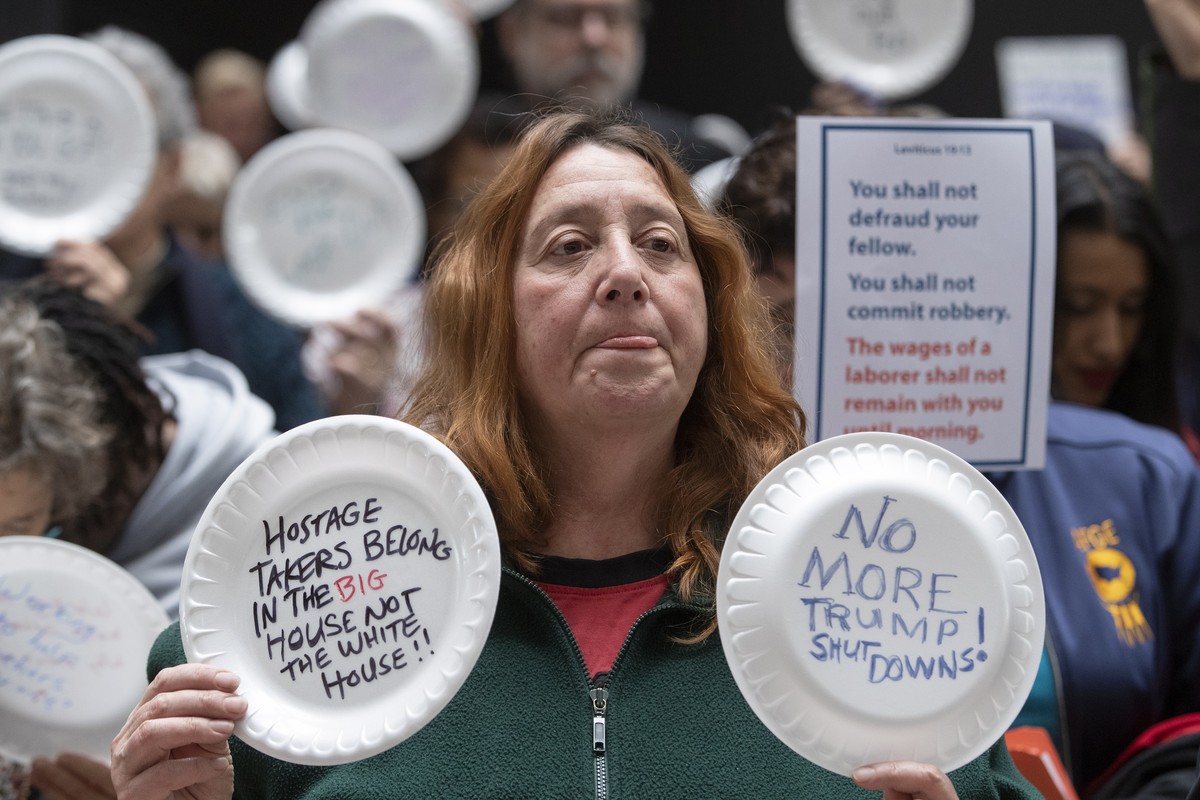 epa07313045 People participate in the 'Occupy Hart' protest against the partial government shutdown sponsored by American Federation of Government Employees at the Hart Senate Office Buildin ...