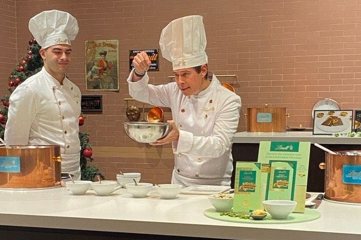 C'est lui qui se cache derrière le chocolat de Dubaï de Lindt &amp; Sprüngli : Stefan Bruderer (à droite), développeur de produits et maître chocolatier.