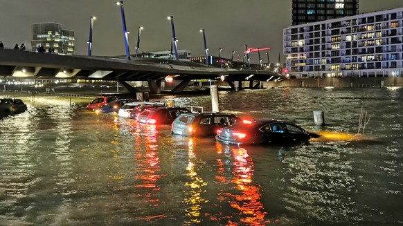 30.01.2022, Hamburg: Autos stehen unter Wasser. Versp