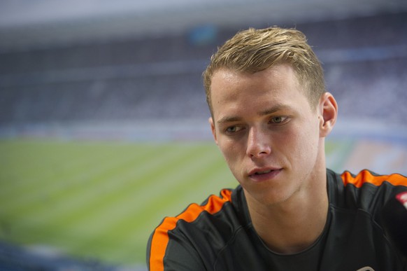 epa05434760 Slovak Ondrej Duda talks about his transfer to German Bundesliga soccer club Hertha BSC Berlin during a press briefing in Berlin, Germany, 21 July 2016. Duda signed a five-year-deal with G ...