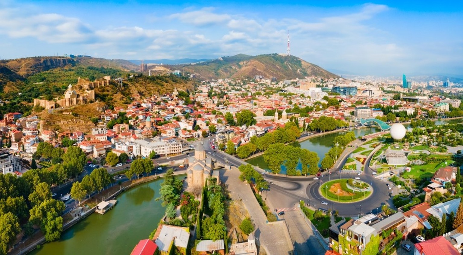 Panoramablick auf die Altstadt der georgischen Hauptstadt Tiflis