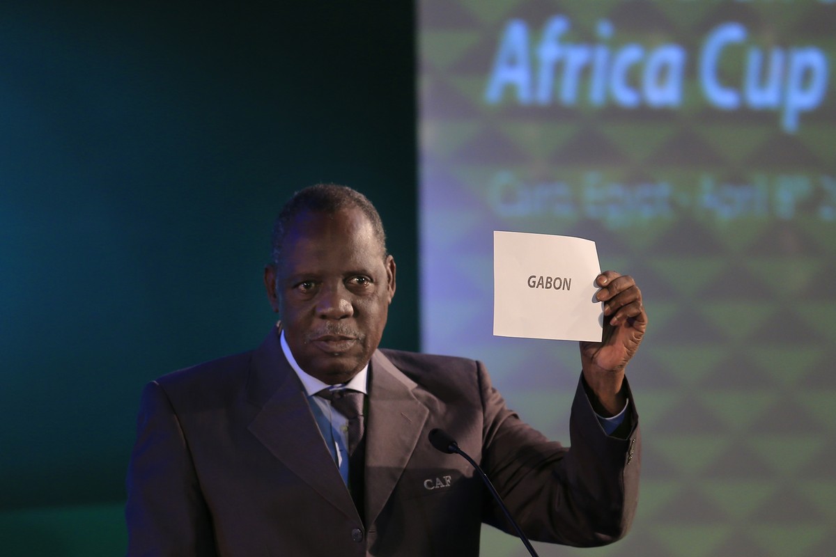 Issa Hayatou vetritt Blatter.