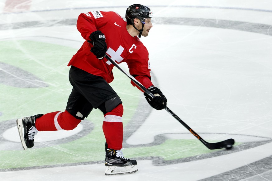 ARCHIVBILD ZUM WECHSEL VON MARK STREIT ZU TAMPA BAY --- Switzerland&#039;s Mark Streit drives the puck, during the IIHF 2015 World Championship preliminary round game Switzerland vs Canada, at the O2  ...