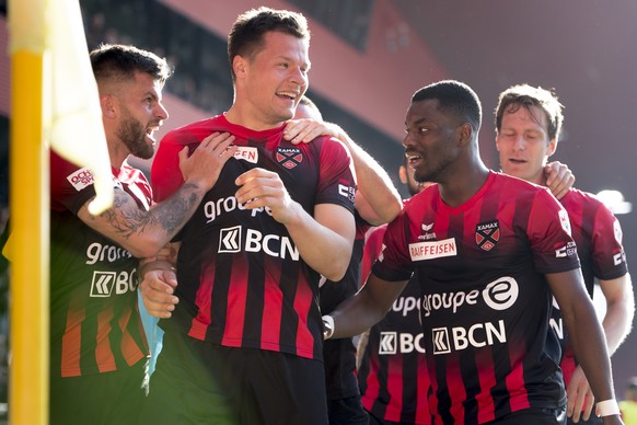 Le joueur neuchatelois Marcis Oss, centre, celebre le deuxieme but avec le joueur neuchatelois Pietro Di Nardo, gauche, et le joueur neuchatelois Afimico Pululu, droite, lors de la rencontre de footba ...