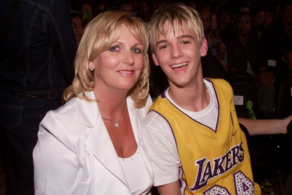 Aaron Carter and Mom at the Nickelodeon&#039;s 14th Annual Kids&#039; Choice Awards at Barker Hanger in Los Angeles, CA., Saturday, April 21, 2001.(photo by Kevin Winter/Getty Images)