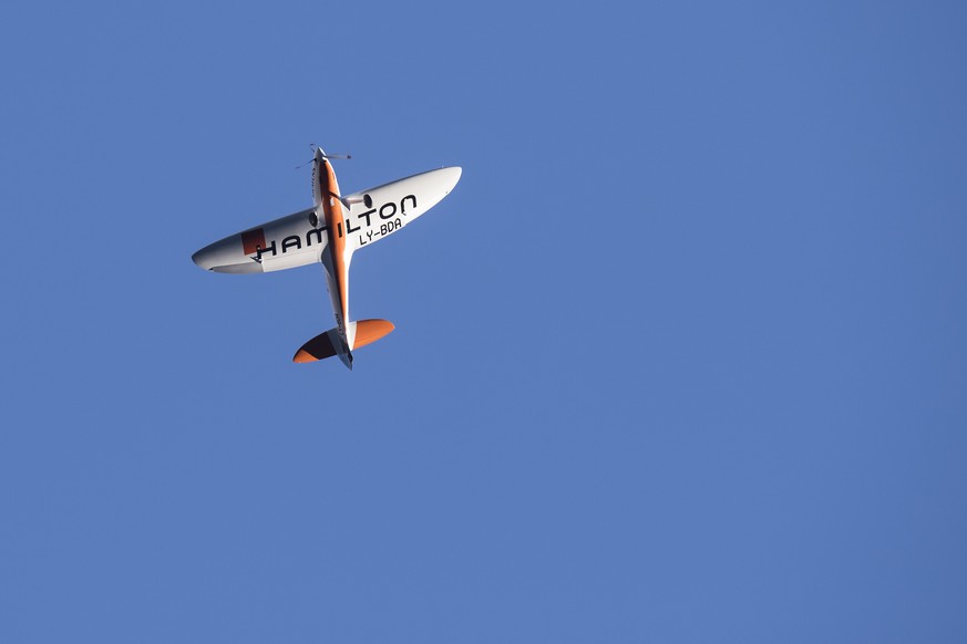 Sebastien Demont, un des deux initiateurs et pilotes avec Thomas Pfammatter, vole a bord de l&#039;avion lors d&#039;une demonstration du projet d&#039;avion d&#039;acrobatie electrique &quot;Hamilton ...