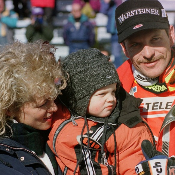 Der neue Weltmeister im Riesenslalom, der Schweizer Michael von Gruenigen, freut sich mit seiner Frau Anna und Kind Noel im Ziel am Mittwoch 12. Februar 1997 im Ziel von Striere ueber den Sieg an der  ...