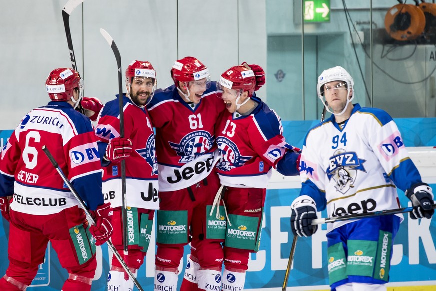 Rapperswil Michael Huegli, 3.v.l., trifft zum 3:0 und laesst sich feiern waehrend dem Cup 1/4-Final zwischen den SC Rapperswil-Jona Lakers und dem EV Zug am Dienstag, den 21. November 2017 in der St.  ...