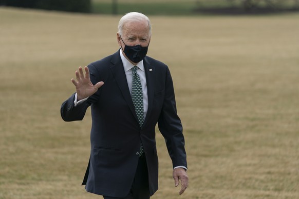 epa09080120 US President Joe Biden returns to the White House after spending the night in Wilmington, in Washington, DC, USA, 17 March 2021. EPA/Chris Kleponis / POOL