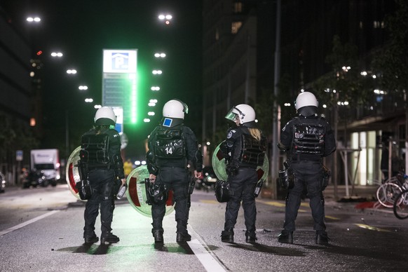 Die Polizei stoppte die FCZ-Anhänger.