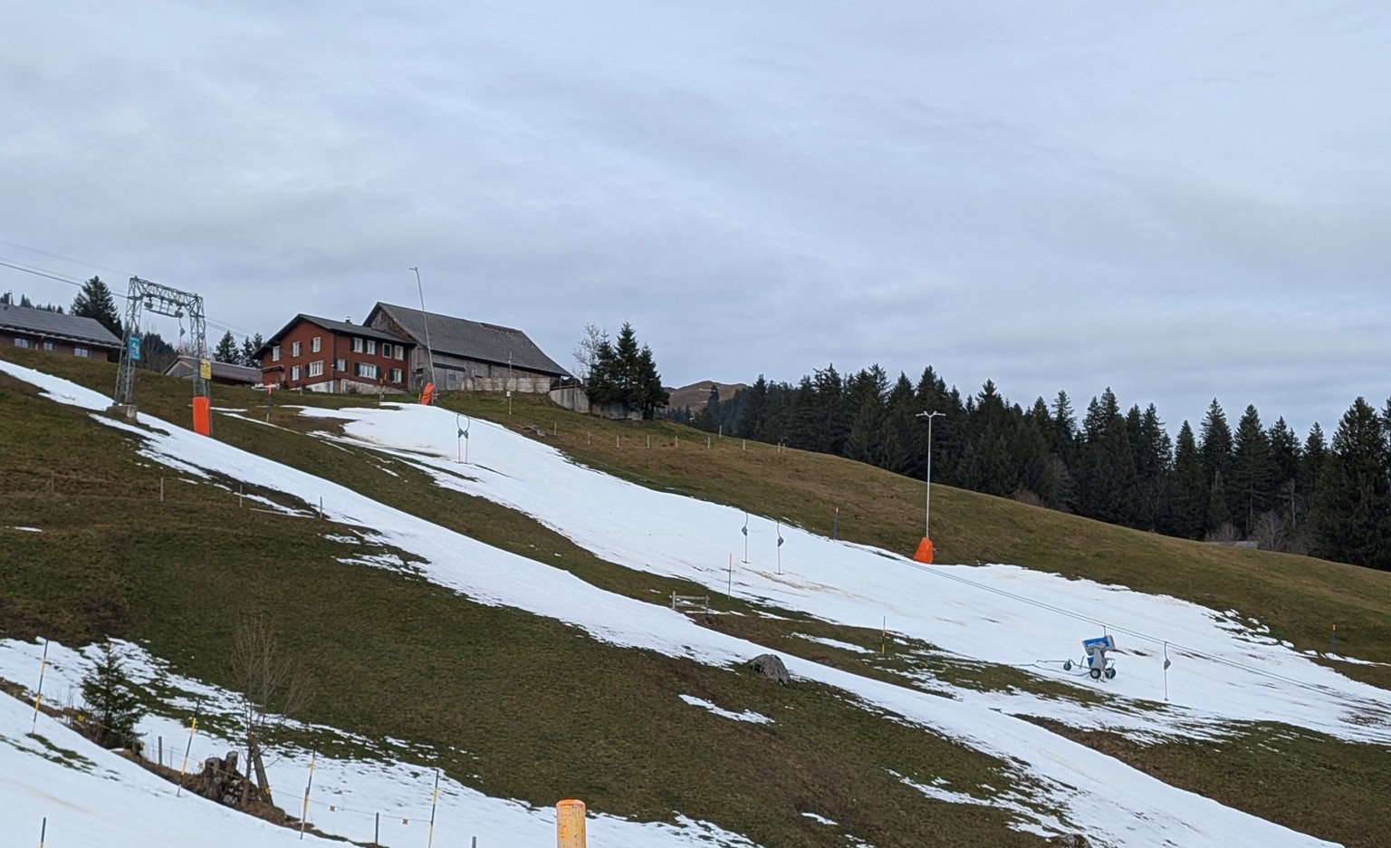 In Zukunft ein Bild, an das man sich gewöhnen wird müssen? In Brunni fällt immer weniger Schnee.