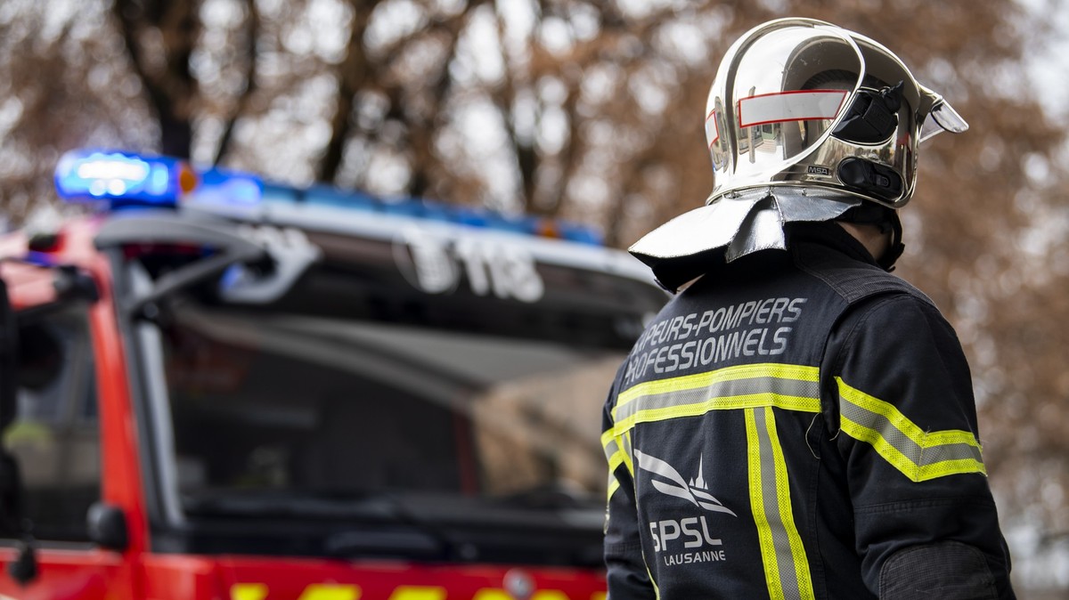 Une image d'illustration montre un pompier professionel membre des sapeurs-pompiers du Service de protection et sauvetage Lausanne (SPSL) qui se prepare pour une intervention lors d'un incen ...