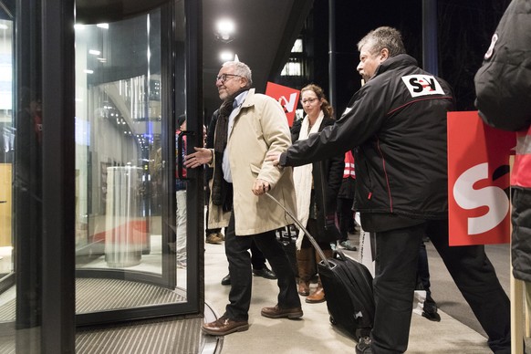 Manuel Avallone, Vizepraesident SEV, geht in den SBB Hauptsitz, um mit der SBB Fuehrung zu verhandeln, waehrend einer Demonstration von SBB-Angestellten beim SBB Hauptsitz in Bern, am Dienstag, 22. No ...