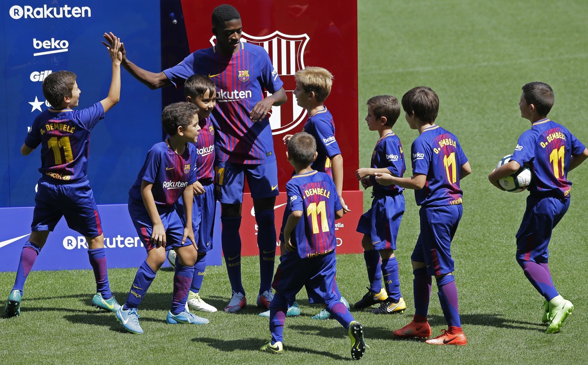 EDS NOTE : SPANISH LAW REQUIRES THAT THE FACES OF MINORS ARE MASKED IN PUBLICATIONS WITHIN SPAIN - FC Barcelona's new player Ousmane Dembele shakes hands with children during his official present ...