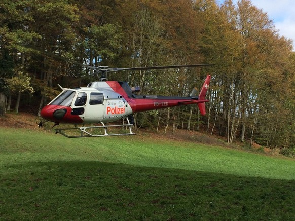 Die Polizei fahndet mit einem Polizeihelikopter nach den Einbrechern.