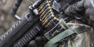 Parlament oder Bundesrat:  Wer soll für Waffenexporte zuständig sein?