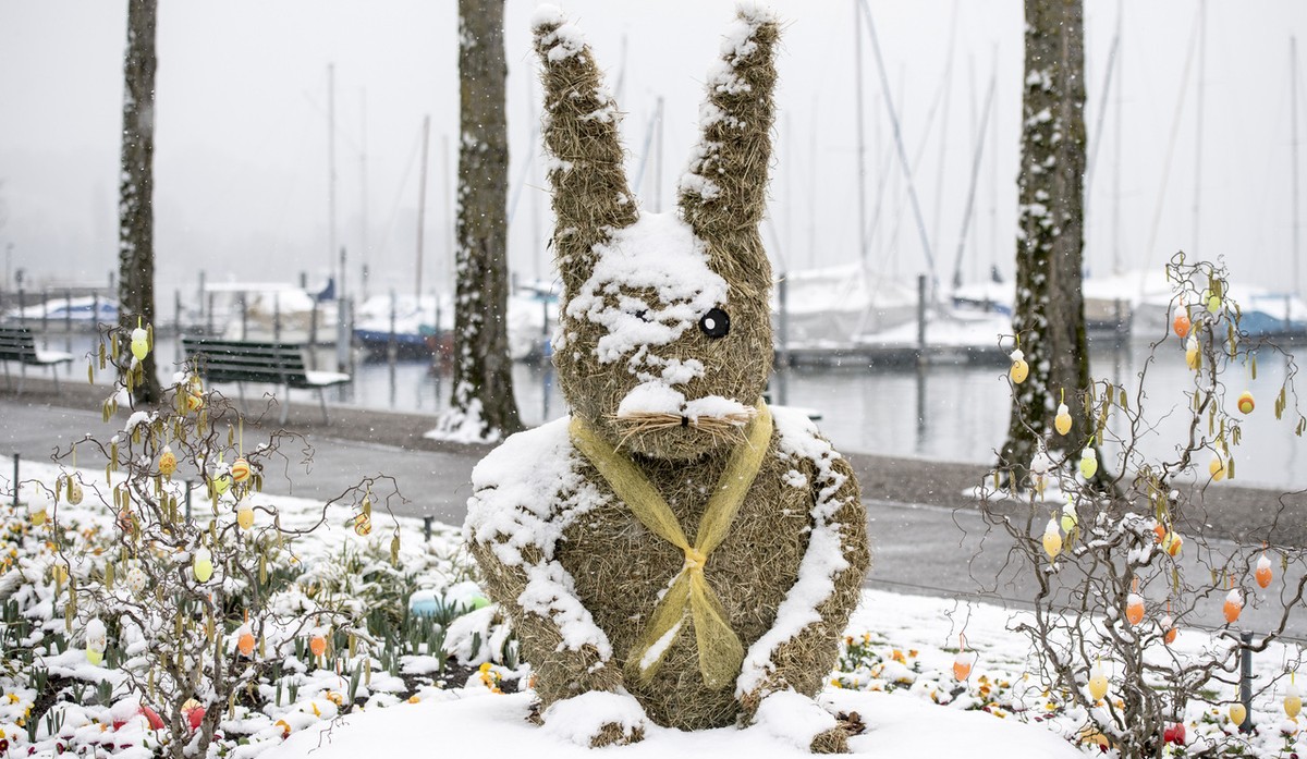 Ein Osterhase aus Stroh sitzt am Montag. 19. Maerz 2018 in der Schneelandschaft am Carl-Spitteler-Quai in der Stadt Luzern. (KEYSTONE/Urs Flueeler)