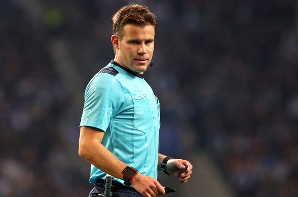 epa05809488 German referee Felix Brych during the UEFA Champions League round of 16, first leg soccer match between FC Porto and Juventus FC at Dragao stadium in Porto, Portugal, 22 February 2017. Juv ...