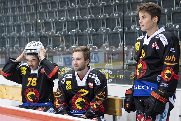 Berns Spieler Kyen Sopa, Yanik Burren und Mika Henauer, von links, warten beim Fototermin des SC Bern, am Donnerstag, 3. September 2020, in der PostFinance Arena in Bern. (KEYSTONE/Peter Schneider)