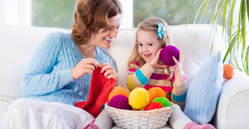 Geeenau: Stock-Foto-Mom lismet die Pullis des kleinen Goldschatzes selber. Aus selbst gepflückter Biobaumwolle.&nbsp;