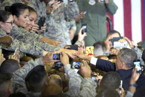 Du sollst dir kein Bildnis machen? Von diesem Würdenträger schon: Obama im Foto-Modus.