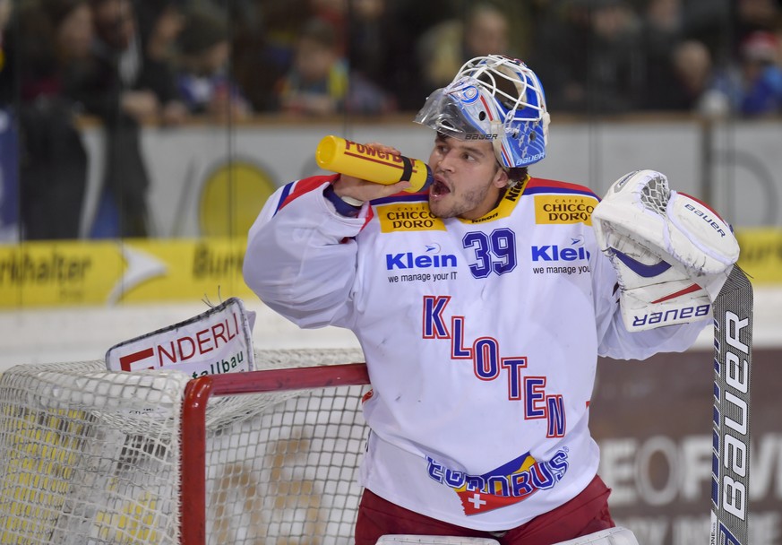 Der Klotener Torhueter Luca Boltshauser goennt sich nach einem erhaltenem Treffer einen Schluck aus der Flasche, beim Eishockey Meisterschaftsspiel der National League A zwischen dem HC Davos und dem  ...