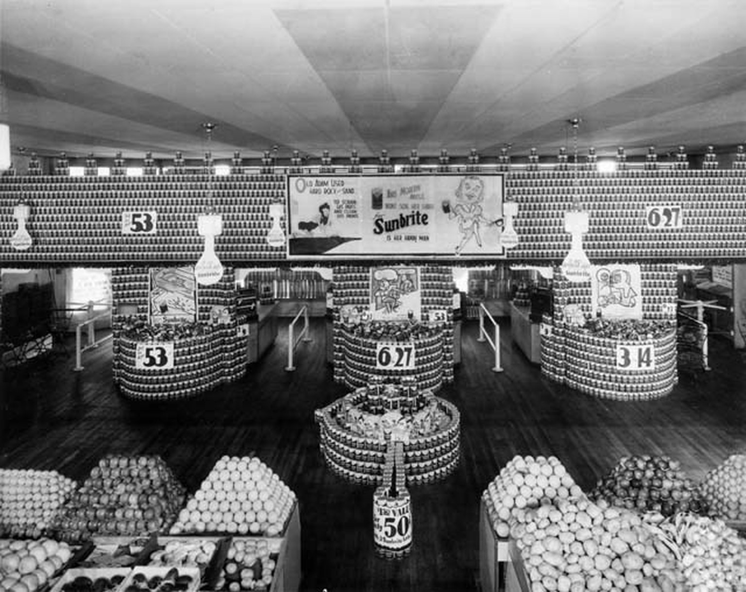 Retro supermarket auslage verkaufspunkt Interior view of the Save-A-Nickel Store at 4210 Tennyson Street, in Denver, Colorado 
http://beachpackagingdesign.com/boxvox/early-stacked-packaging-displays