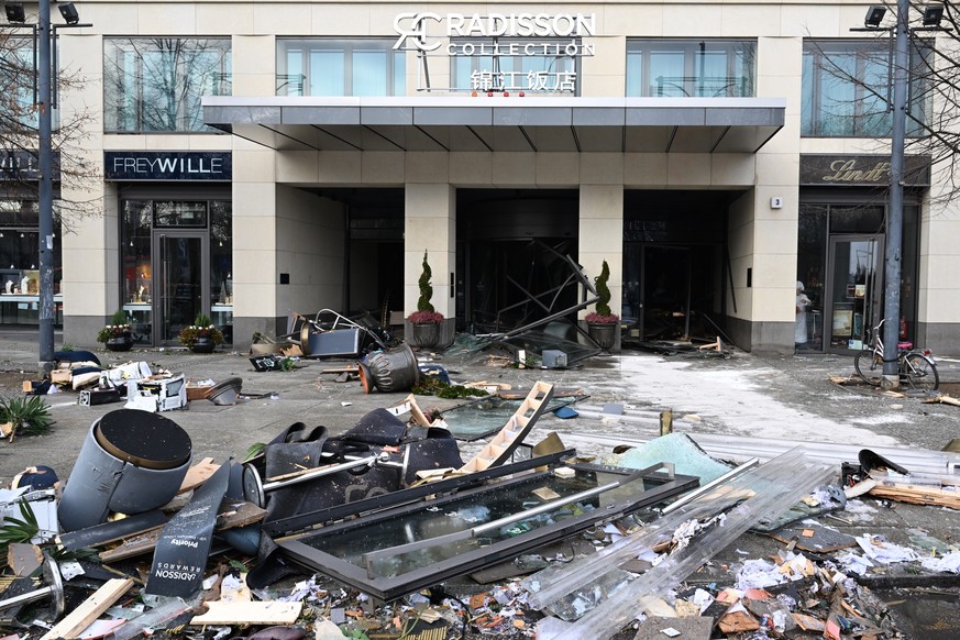 16.12.2022, Berlin: Tr�mmer liegen vor dem Eingang zum Sea Life im Radisson Hotel. Am Morgen war das Aquarium in der Hotel-Lobby auseinander gebrochen. Foto: Soeren Stache/dpa +++ dpa-Bildfunk +++