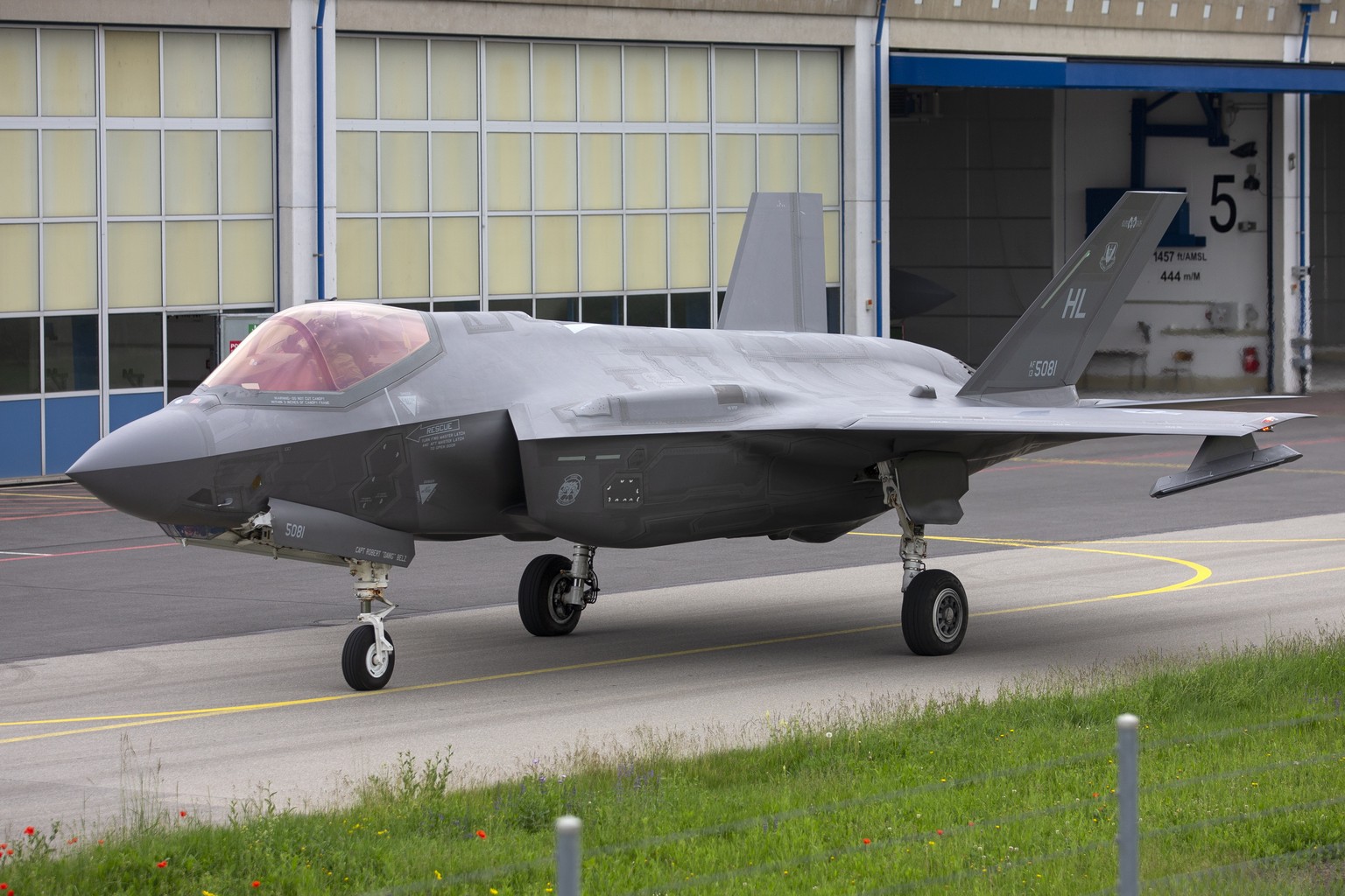 ARCHIVBILD ZUR MELDUNG, DASS DER BUNDESRAT DEM PARLAMENT DEN KAUF VON 36 F-35A KAMPFLUGZEUGEN VORSCHLAEGT, AM MITTWOCH, 30. JUNI 2021 - A Lockheed Martin F-35A fighter jet is pictured prior to a takeo ...