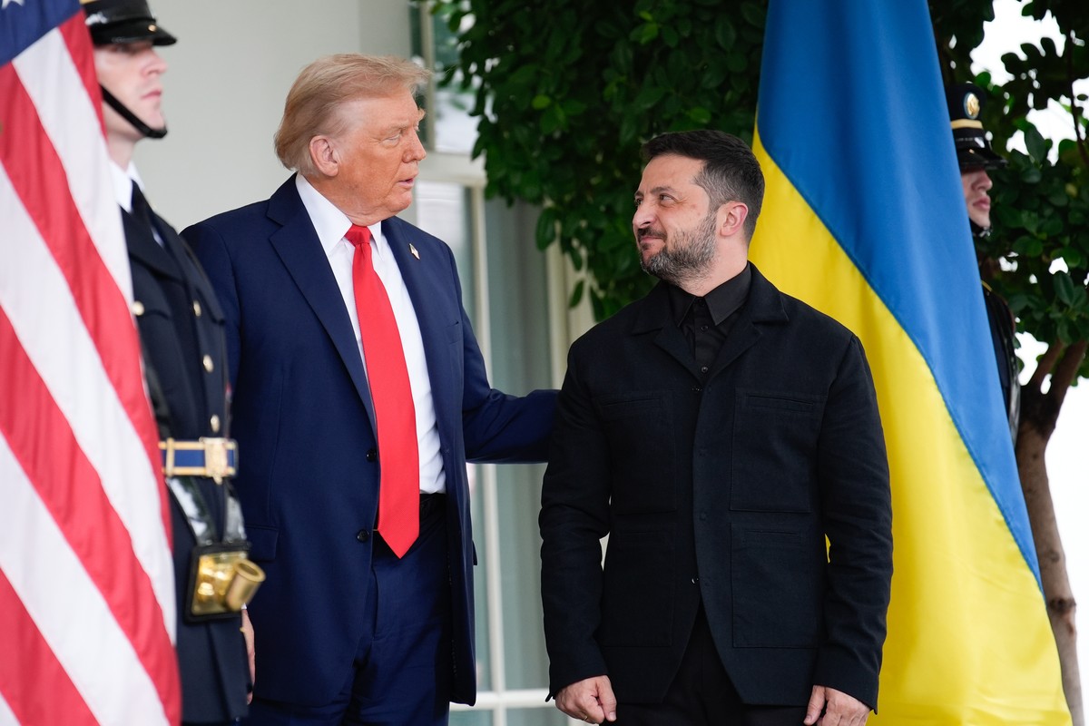 epa12308493 US President Donald Trump (L) greets Ukrainian President Volodymyr Zelensky (R) before their meeting with European Leaders at the White House in Washington, DC, USA, 18 August 2025. US Pre ...