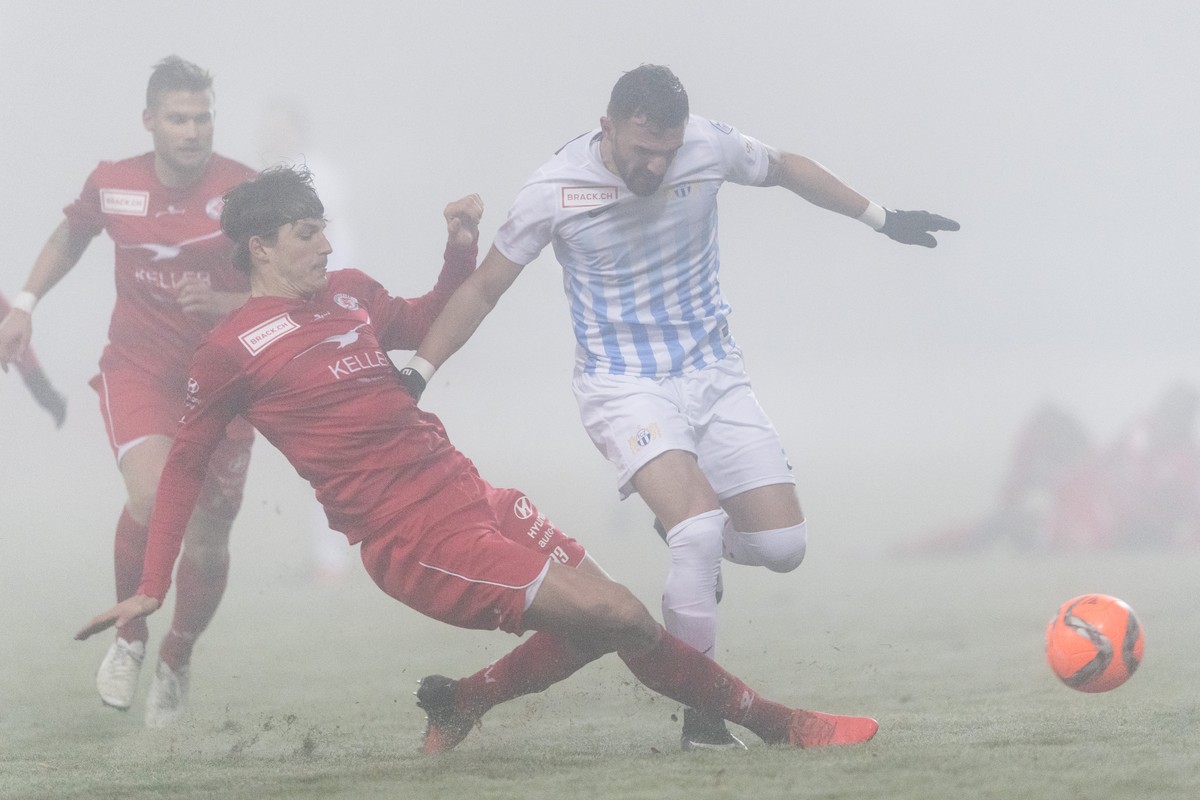 Winterthur's Daniele Russo, links, spielt um den Ball gegen Zuerich's Armando Sadiku, rechts, am Challenge League Fussballspiel zwischen dem dem FC Winterthur und dem FC Zuerich im Stadion S ...